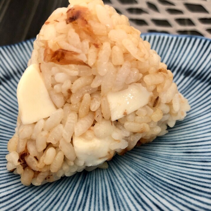 【ひと手間おむすび】モッツァレラおかか醤油